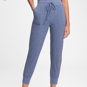 GapFit Brushed Tech Jersey Ankle Joggers, Size small, Larkspur Blue